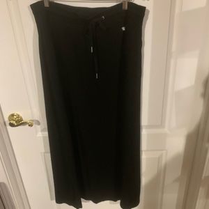 Liz Claiborne Sz XL knit long black skirt. EUC B4